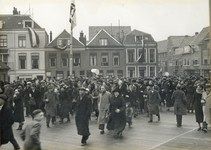 99584 Afbeelding van het publiek op de zojuist door burgemeester mr. dr. G.A.W. ter Pelkwijk in gebruik gestelde ...